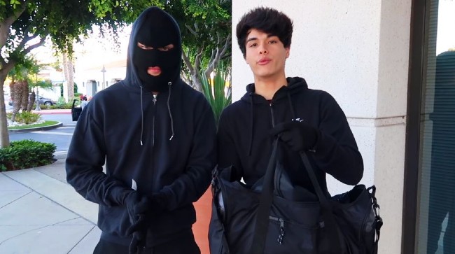 Alan và Alex Stokes trong video dàn cảnh cướp ngân hàng hồi tháng 10 năm ngoái