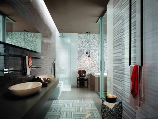 Phòng tắm lớn được trang bị đầy đủ đồ nội thất hiện đại, tiện nghi để phục vụ cho nhu cầu của chủ nhà như xông hơi, có bồn tắm…