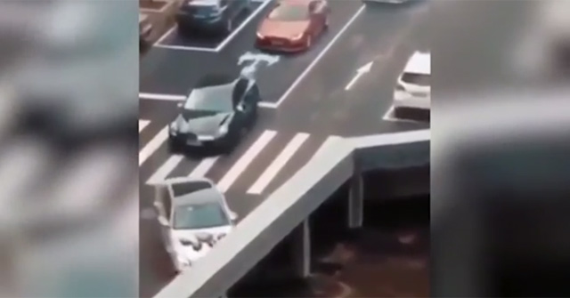 Màn biến mất đầy bí ẩn của xe cộ khi lao vào thành cầu