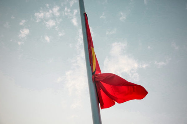 Quy định treo cờ rủ quốc tang: cờ rủ Việt Nam 2024 - Hình ảnh này là về quy định mới nhất của Việt Nam về việc treo cờ rủ trong lễ Quốc tang. Quốc tang là cơ hội để chúng ta tôn vinh các vị lãnh đạo và người hiến dâng cả máu và tinh thần cho đất nước. Cờ rủ sẽ thể hiện sự tôn kính và tri ân của chúng ta đối với những người hùng của đất nước.