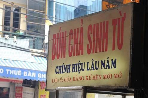 Quảng cáo bún  chả chính hiệu của nhà mình nhưng cũng không quên dìm đối thủ bên cạnh.