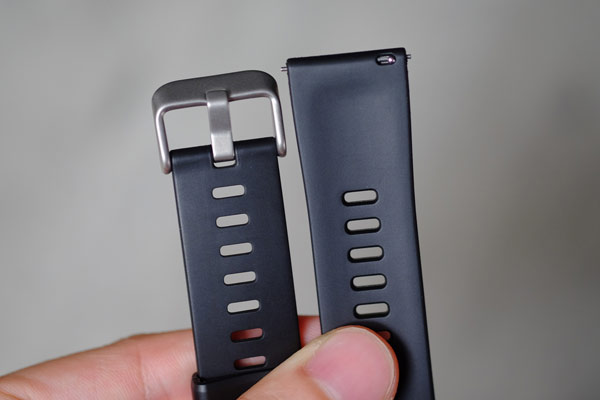 Dây đeo của chiếc đồng hồ này bằng chất liệu cao su mềm