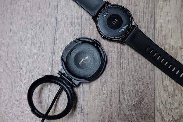 Bộ sạc của Dream Action khá phức tạp, sử dụng một bộ ốp nhựa để cố định đồng hồ