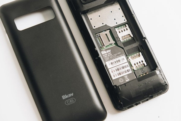 Nắp lưng của C85 có thể tháo rời dễ dàng