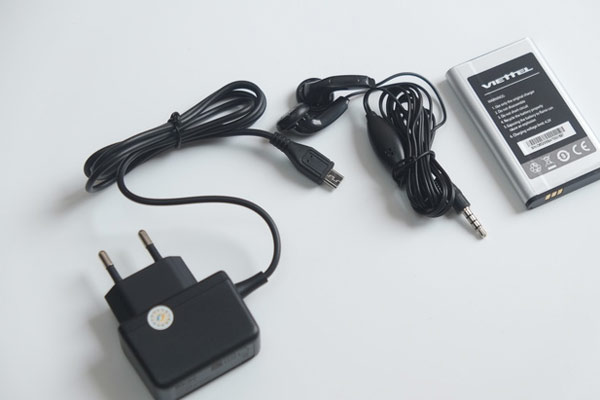 Bên trong hộp gồm có viên pin 3000mAh, sạc liền dây Micro USB và tai nghe