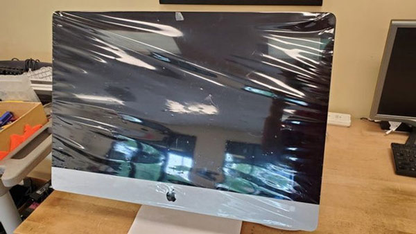 Khách hàng mang chiếc iMac này tới và phàn nàn rằng anh ta không bật được nguồn...