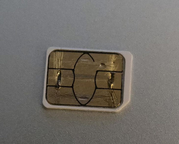 Thẻ sim trên chiếc iPhone của một người phụ nữ