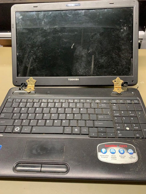 Để giữ cho màn hình “đứng được” họ khoan luôn cả vào vị trí đặt pin