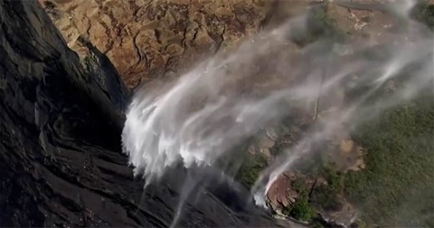 Video: Thác nước chảy ngược thách thức trọng lực