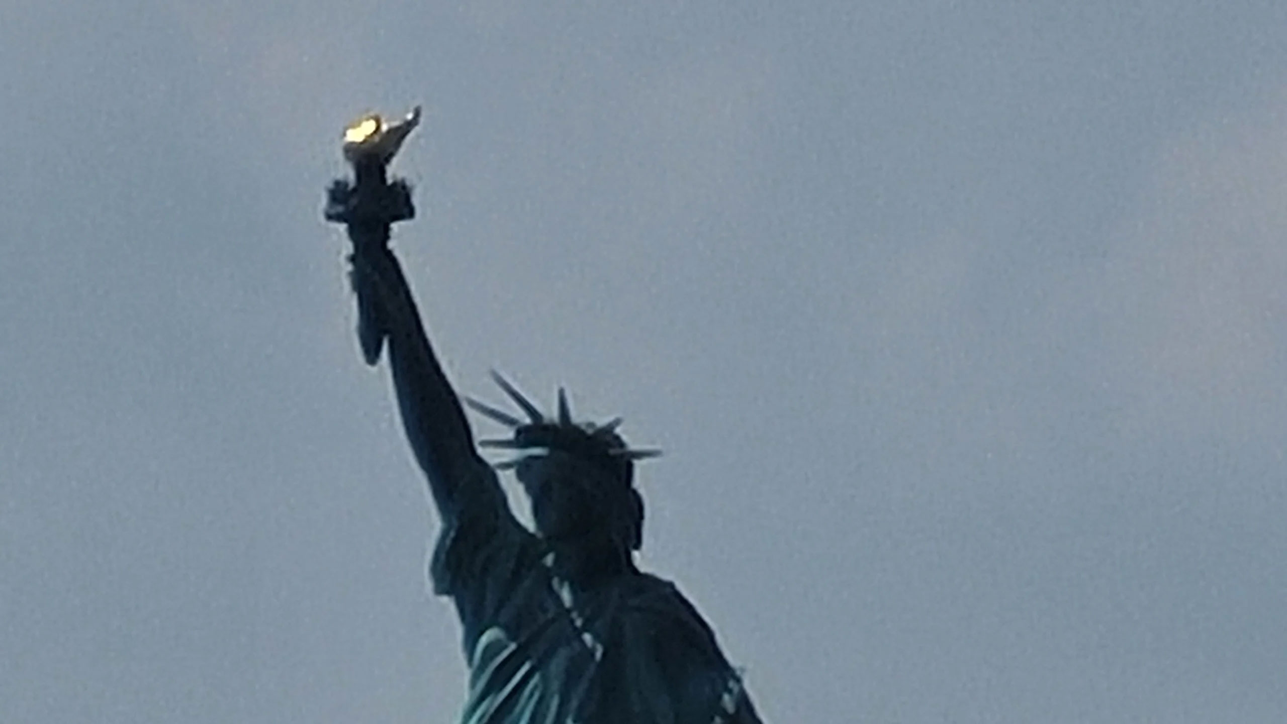 Ảnh chụp tượng Nữ thần tự do zoom 50x kỹ thuật số