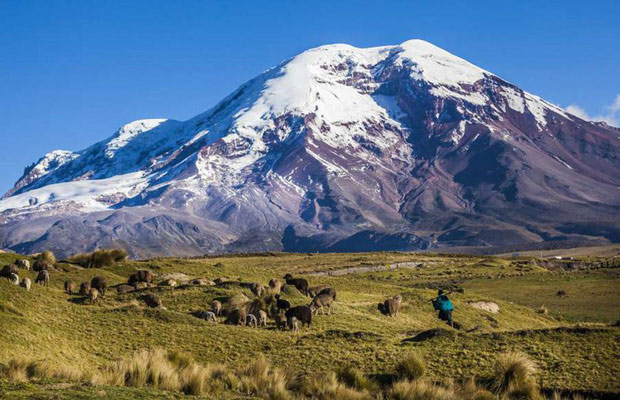 Đỉnh cao nhất tính từ tâm Trái Đất là đỉnh của núi lửa Chimborazo ở Ecuador
