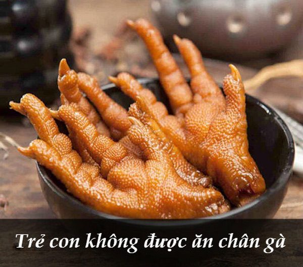 Trẻ con ăn chân gà sẽ khiến tay bị run và viết chữ xấu như gà bới.