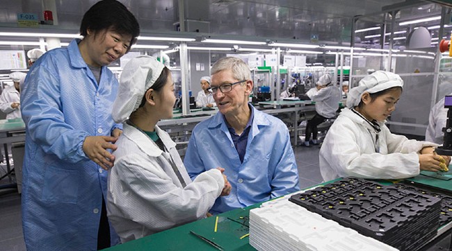 CEO Tim Cook của Apple trong một lần thăm nhà máy lắp ráp iPhone tại Trung Quốc