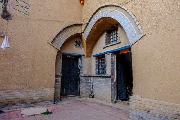 Mỗi khu nhà có phòng khách, phòng ngủ riêng, nhà tắm, nhà vệ sinh, khu chăn nuôi và nhà kho riêng