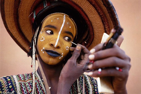 Những người đàn ông của bộ tộc Wodaabe luôn kiêu ngạo và tự tin rằng mình là những người đàn ông đẹp nhất hành tinh