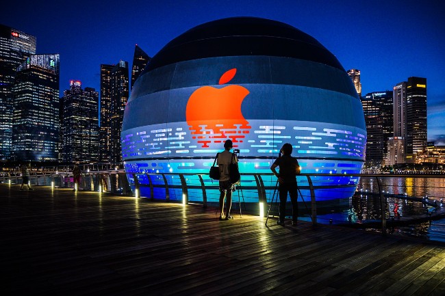 Vào ban đêm, Apple Marina Bay Sands như một chiếc đèn lồng khổng lồ