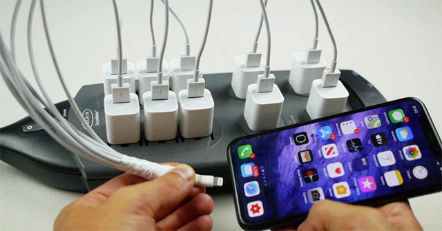 Dùng 10 củ sạc cùng lúc cho iPhone