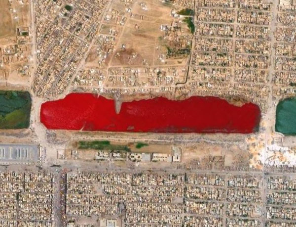 Hồ nước đỏ rực dài 900m tại Iraq. Hồ nước này vẫn còn là một bí ẩn do màu sắc bất thường của nó.