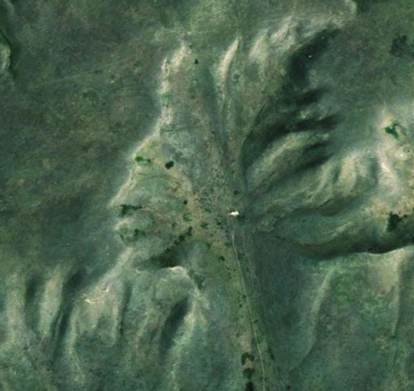 Mảnh đất hình đầu  người tại Badlands Guardian, gần Medicine Hat, Alberta, Canada được hình thành do sự xói mòn của nước mưa trên các lớp đất sét màu mỡ.