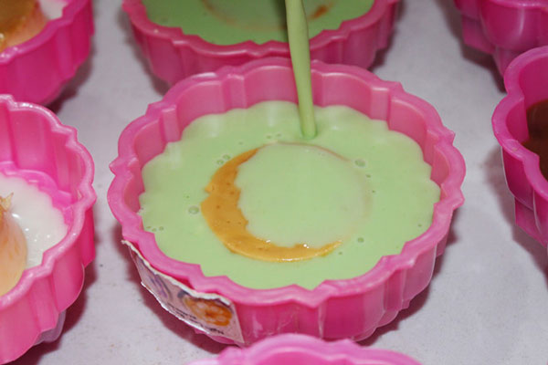 Đổ rau câu vào khuôn