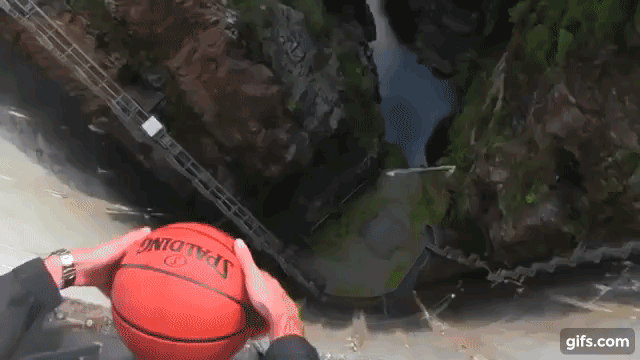 Nếu bạn xoay quả bóng rồi thả nó xuống, nó sẽ bay