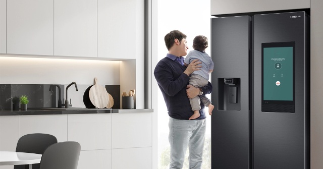 Gọi điện thoại ngay trên màn hình tủ lạnh Samsung Family Hub.