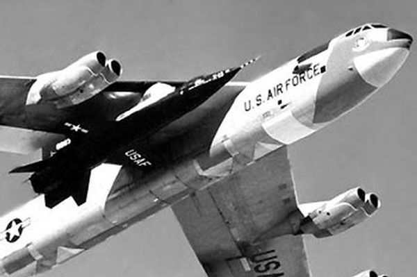Chiếc B-52 mang theo chiếc X-15 dài 15m phía dưới cánh