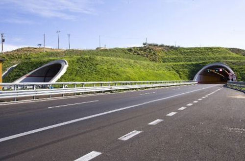 Đường sử dụng năng lượng mặt trời đầu tiên - A18 Catania–Syracuse, Italy.