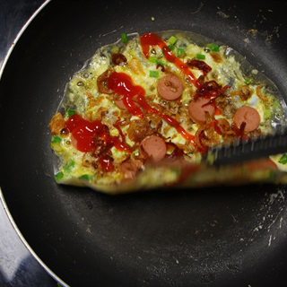 Lật bánh tráng nướng thật nhẹ nhàng