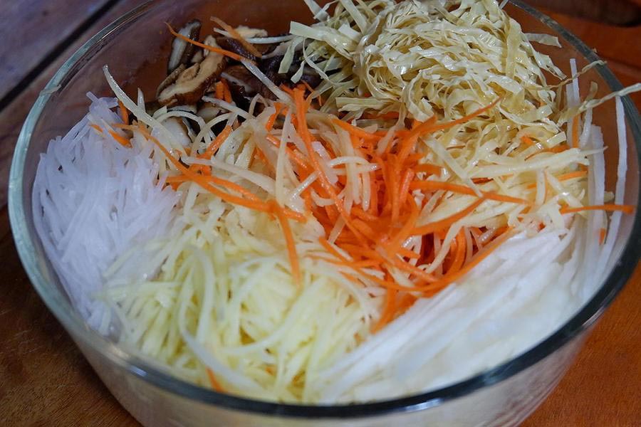 Sơ chế nguyên liệu làm chả giò chay