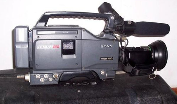 Máy quay phim cầm tay