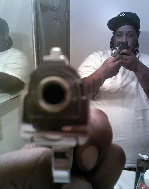 Anh chàng này định chụp bức ảnh cuối cùng trong cuộc đời mình ư?