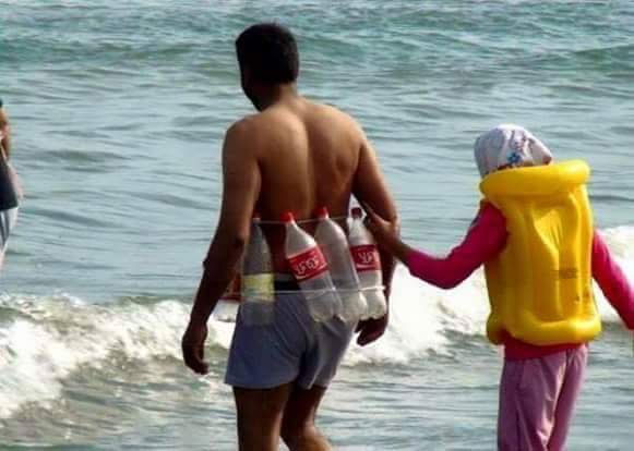 Phao tự chế của anh chàng này không biết có hiệu quả không nhỉ?