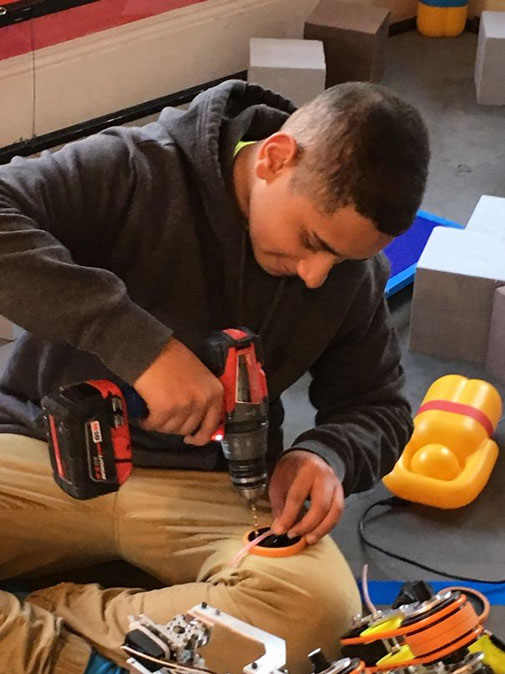 Sau quả này, liệu chân anh chàng có thể còn nguyên vẹn không nhỉ?