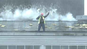 Một pha phá hủy nhà gay cấn đến các nhà làm phim hành động cũng phải chào thua