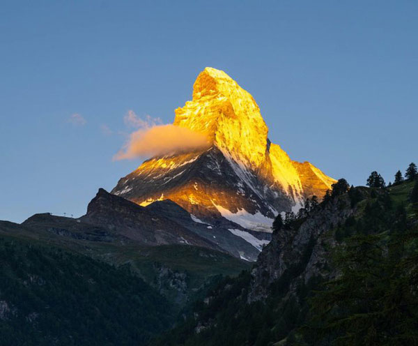 Núi Matterhorn, biểu tượng nối tiếng thế giới của Thụy Sỹ dưới nắng sớm trông như “núi vàng”.