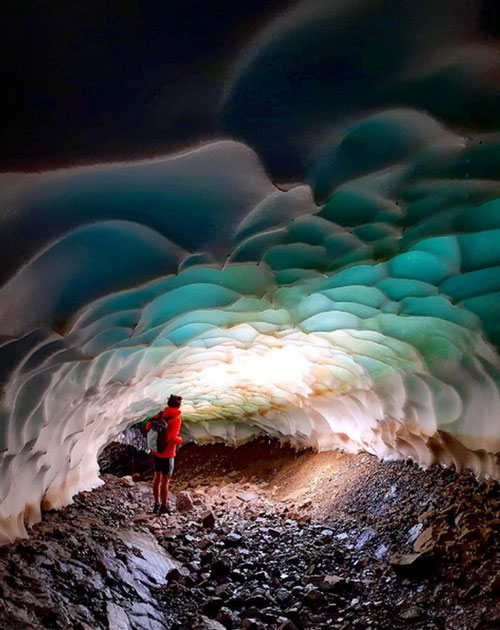 Một đường hầm ở Patagonia, Argentina trông giống như vảy rồng khổng lồ màu ngọc bích.
