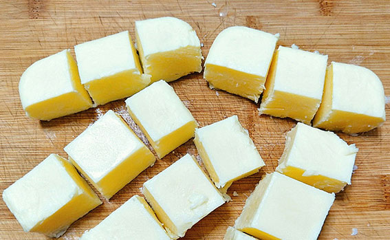 Cắt hồn hợp sữa thành miếng nhỏ vừa ăn