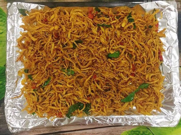 Làm khô gà lá chanh bằng lò vi sóng