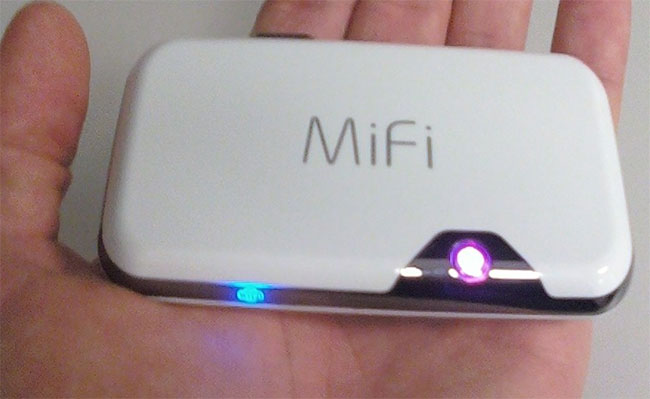 MiFi đề cập đến một thiết bị Internet di động, chạy bằng pin