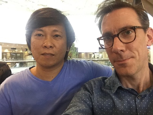 Onel de Guzman chụp ảnh cùng biên tập viên Geoff White