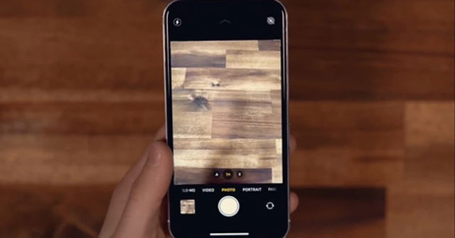 Chiếc "iPhone 12" tự chế của Henri Hihacks.
