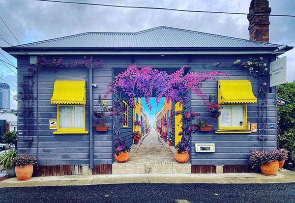 Một con hẻm hay một bức tranh tường vậy?