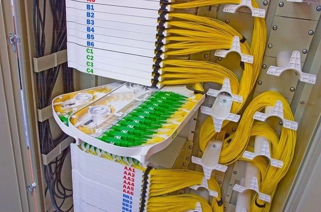 Những sợi cáp được bó lại, chia thành từng nhóm tạo ra không gian gọn gàng hơn, đẹp mắt hơn