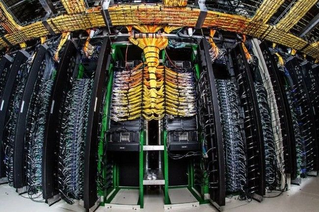 Còn đây là hệ thống hàng nghìn sợi cáp được bố trí gọn gàng tại Phòng thí nghiệm Công nghệ Năng lượng Mỹ