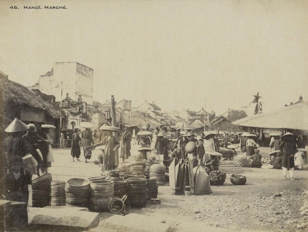 Một khu chợ ngoài trời ở Hà Nội vào năm 1899