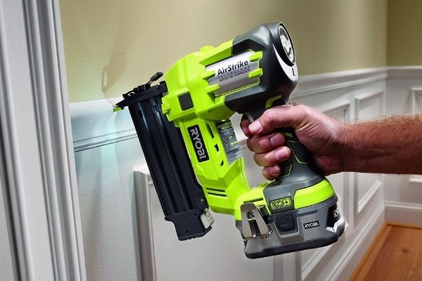 Khi dùng máy hơi bắn đinh bạn cần chú ý giữ tư thế, cầm chắc chắn để không xảy ra sự cố