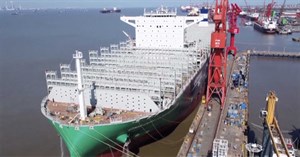 Trung Quốc xuất xưởng siêu tàu container cao bằng tòa nhà 22 tầng