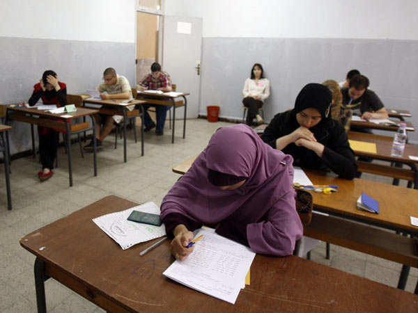 Trong kỳ thi tốt nghiệp THPT năm 2018, các nhà chức trách Algeria quyết định cắt toàn bộ mạng dây, sóng di động trong một giờ đồng hồ