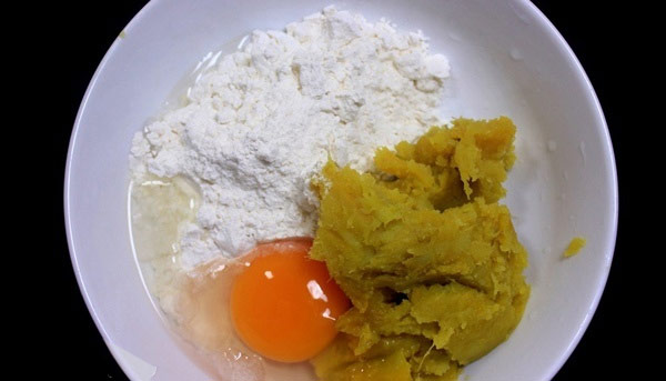 Cho bột mỳ, bơ, đường, muối, men nở và khoai lang đã nghiền vào bát to